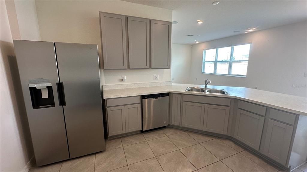 合同活跃: $2,745 (5 贝兹, 3 浴室, 2601 平方英尺)