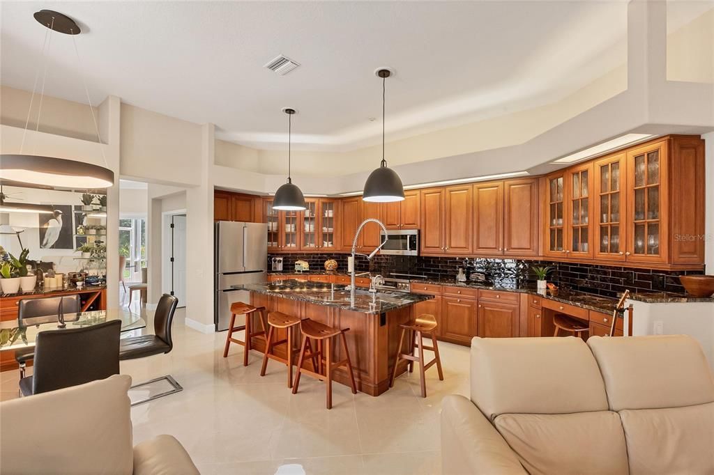 合同活跃: $875,000 (3 贝兹, 3 浴室, 2788 平方英尺)