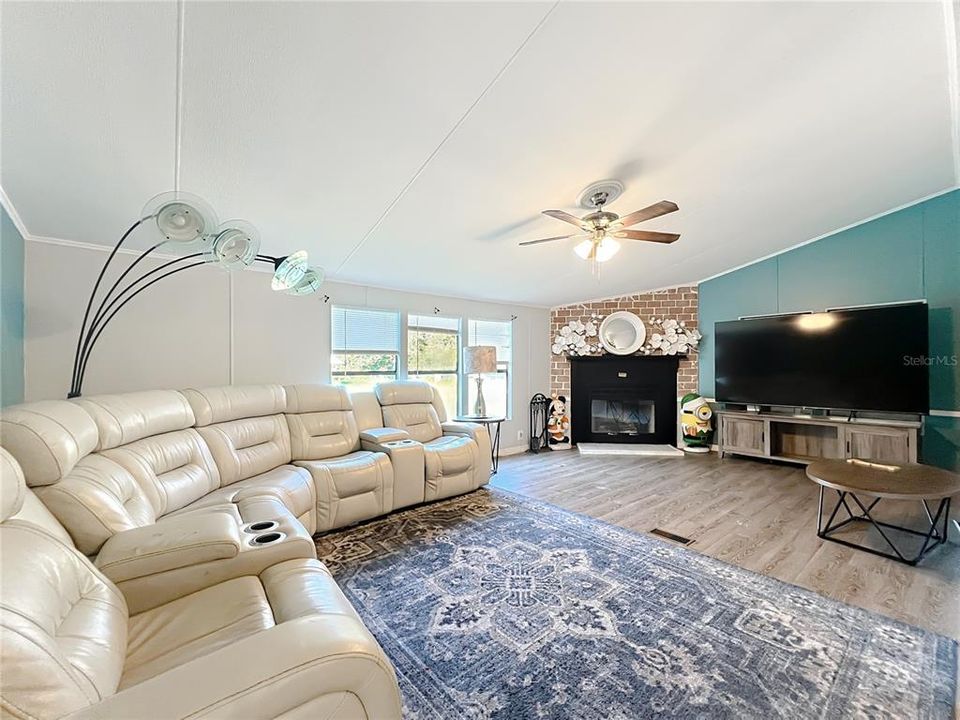 待售: $290,000 (3 贝兹, 2 浴室, 1935 平方英尺)