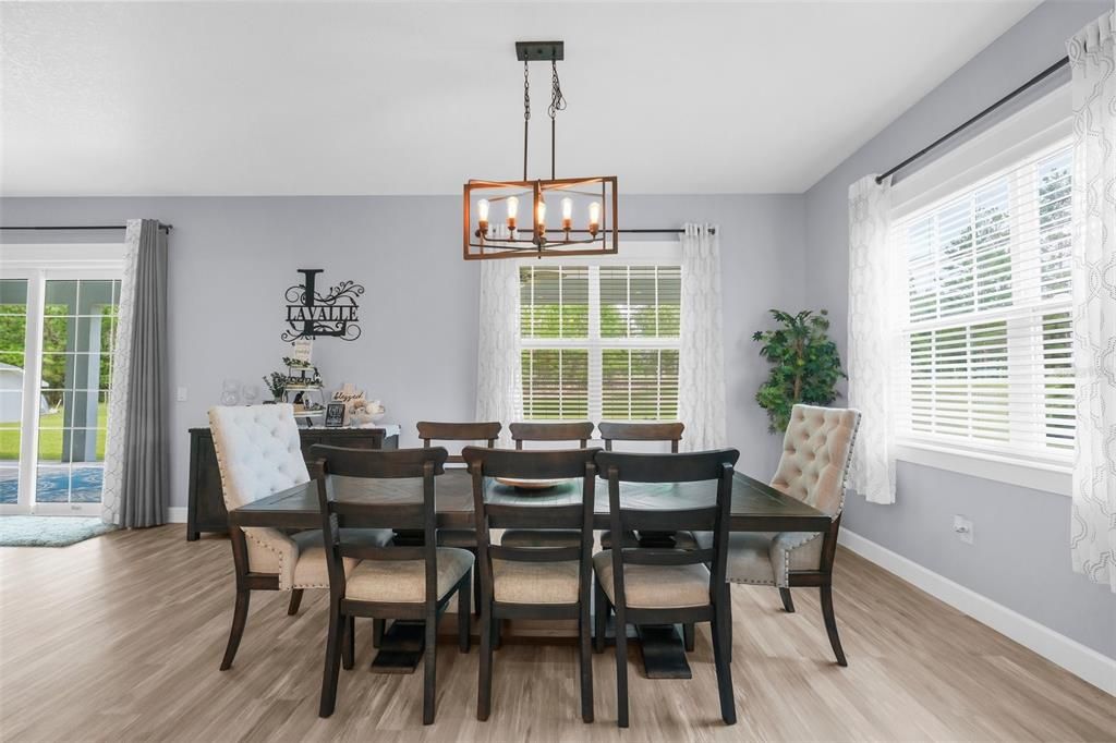 Под контрактом: $564,000 (4 спален, 2 ванн, 2655 Квадратных фут)