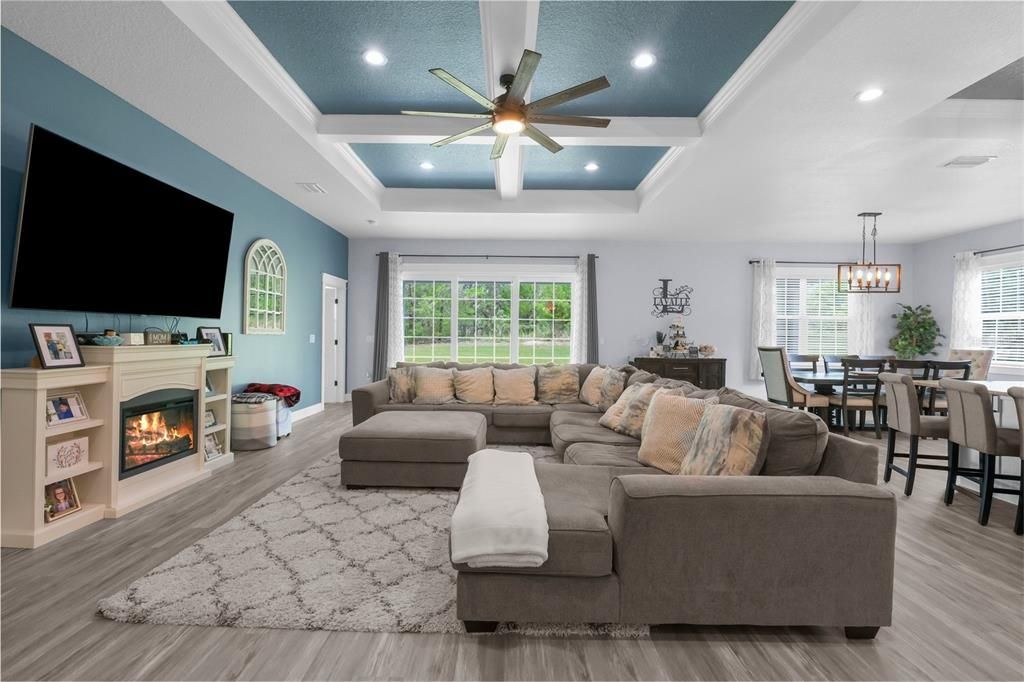 Под контрактом: $564,000 (4 спален, 2 ванн, 2655 Квадратных фут)