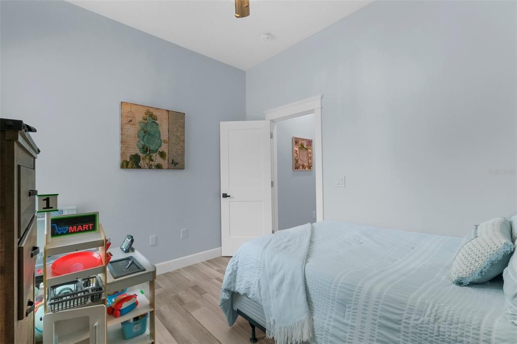 Под контрактом: $564,000 (4 спален, 2 ванн, 2655 Квадратных фут)