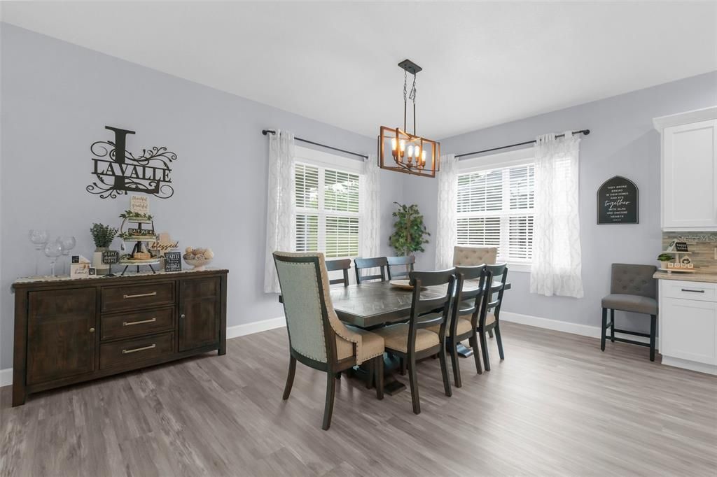 Под контрактом: $564,000 (4 спален, 2 ванн, 2655 Квадратных фут)