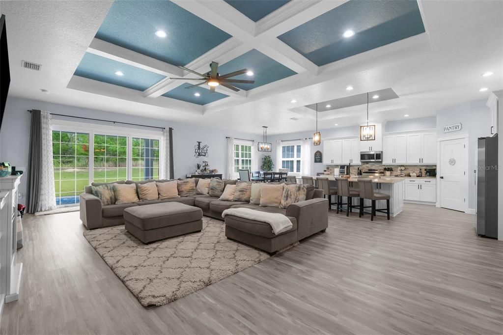 Под контрактом: $564,000 (4 спален, 2 ванн, 2655 Квадратных фут)