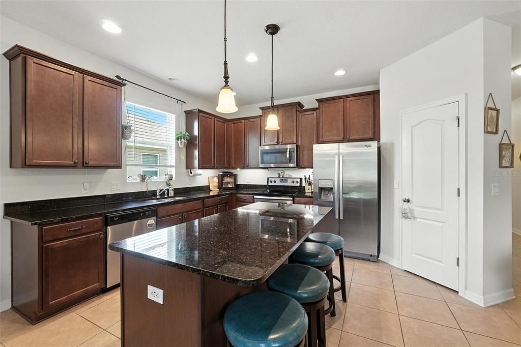 Под контрактом: $321,500 (4 спален, 2 ванн, 1883 Квадратных фут)