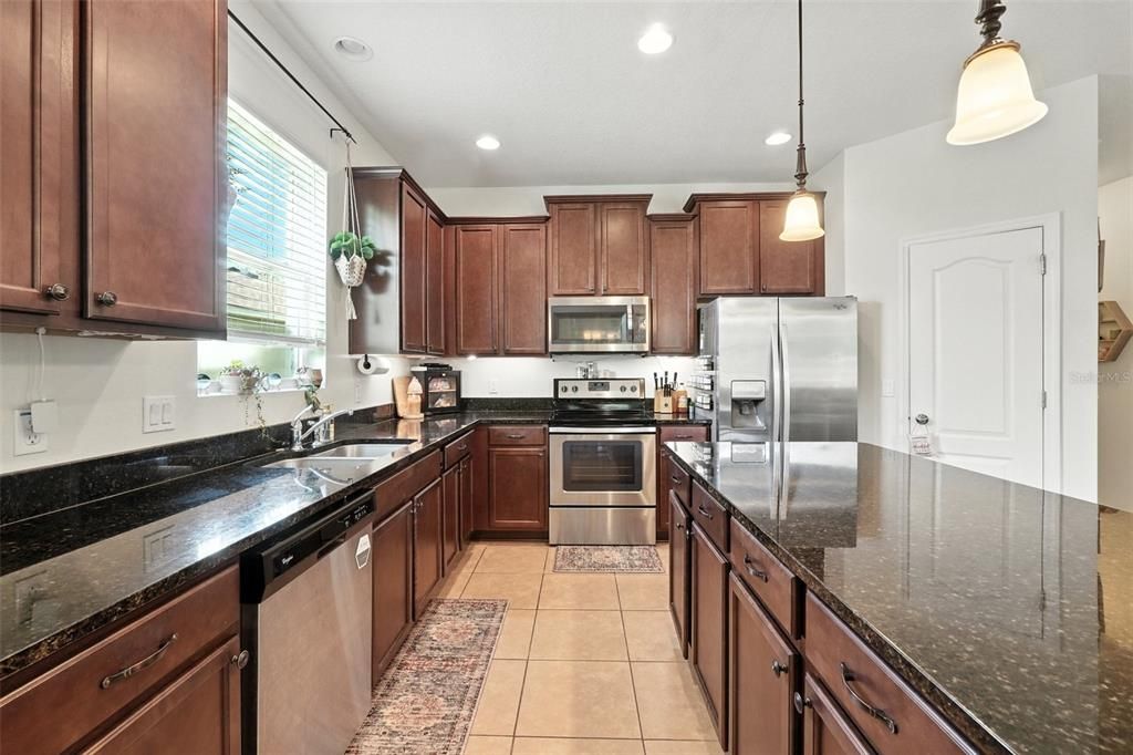 Под контрактом: $321,500 (4 спален, 2 ванн, 1883 Квадратных фут)