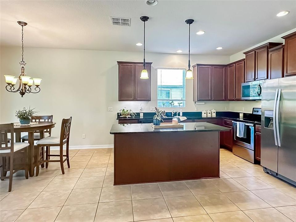 Под контрактом: $321,500 (4 спален, 2 ванн, 1883 Квадратных фут)