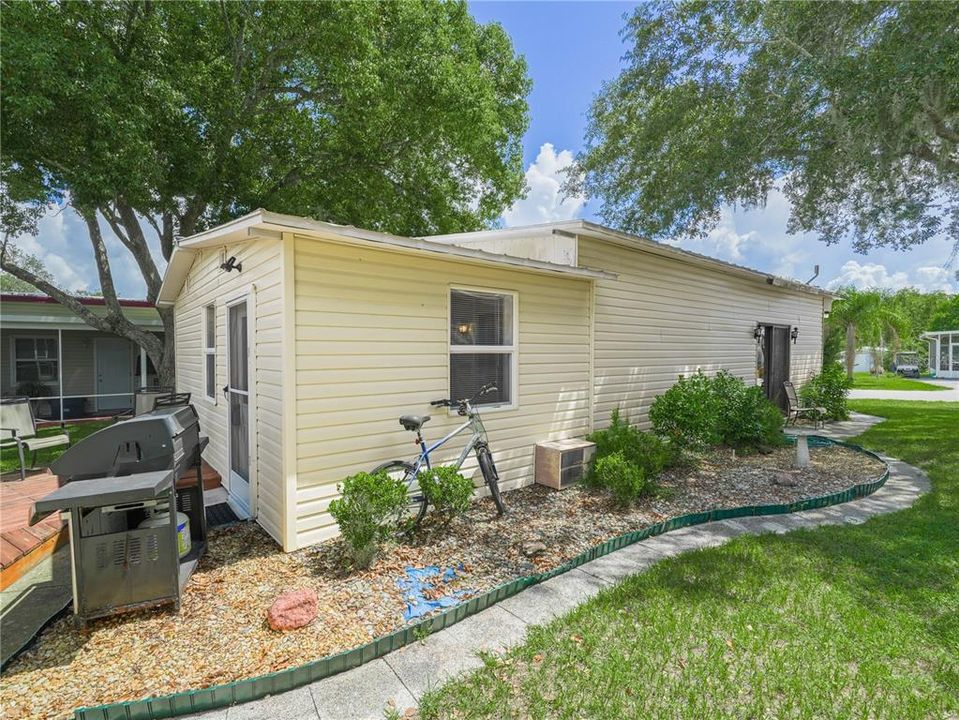 For Sale: $140,000 (2 beds, 1 baths, 970 Square Feet)