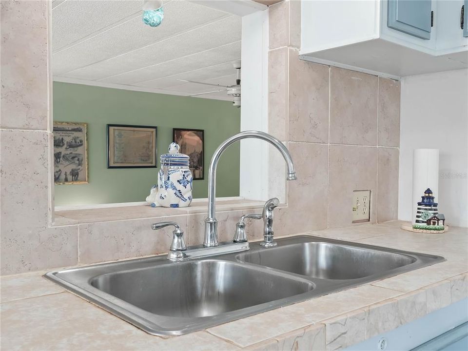 For Sale: $140,000 (2 beds, 1 baths, 970 Square Feet)