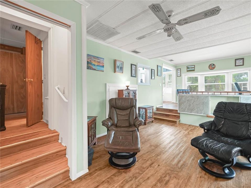 For Sale: $140,000 (2 beds, 1 baths, 970 Square Feet)