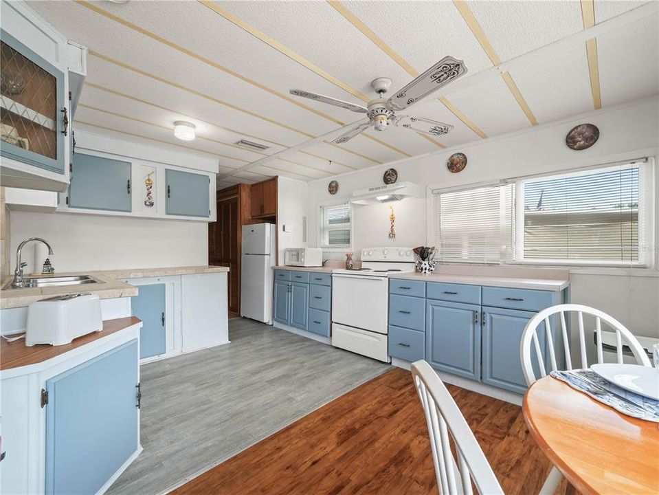 For Sale: $140,000 (2 beds, 1 baths, 970 Square Feet)