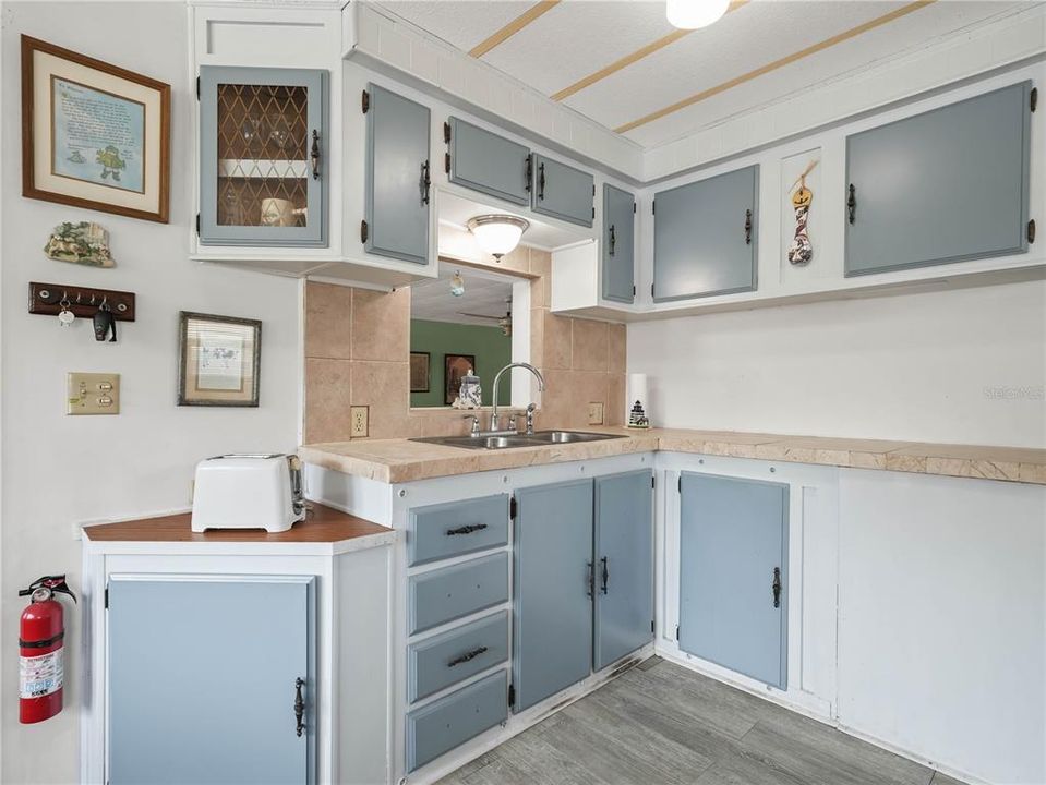 For Sale: $140,000 (2 beds, 1 baths, 970 Square Feet)