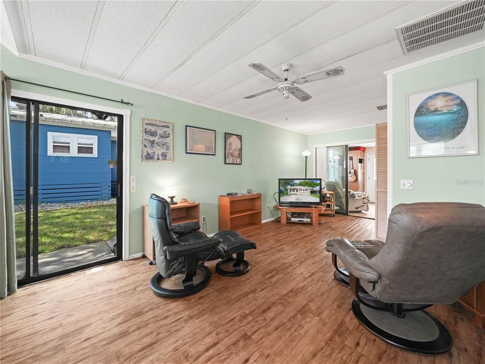 For Sale: $140,000 (2 beds, 1 baths, 970 Square Feet)