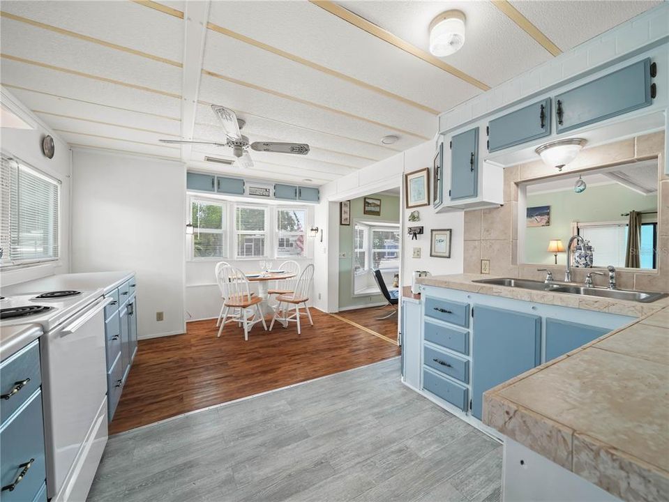 For Sale: $140,000 (2 beds, 1 baths, 970 Square Feet)