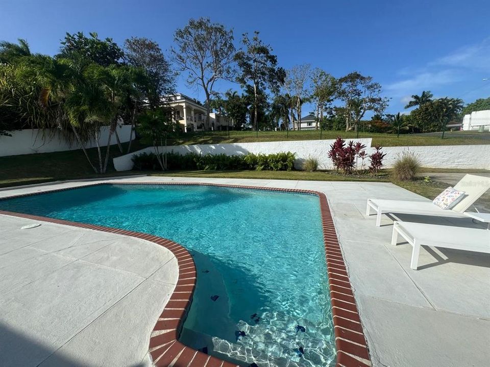 En Venta: $1,250,000 (4 camas, 2 baños, 2700 Pies cuadrados)