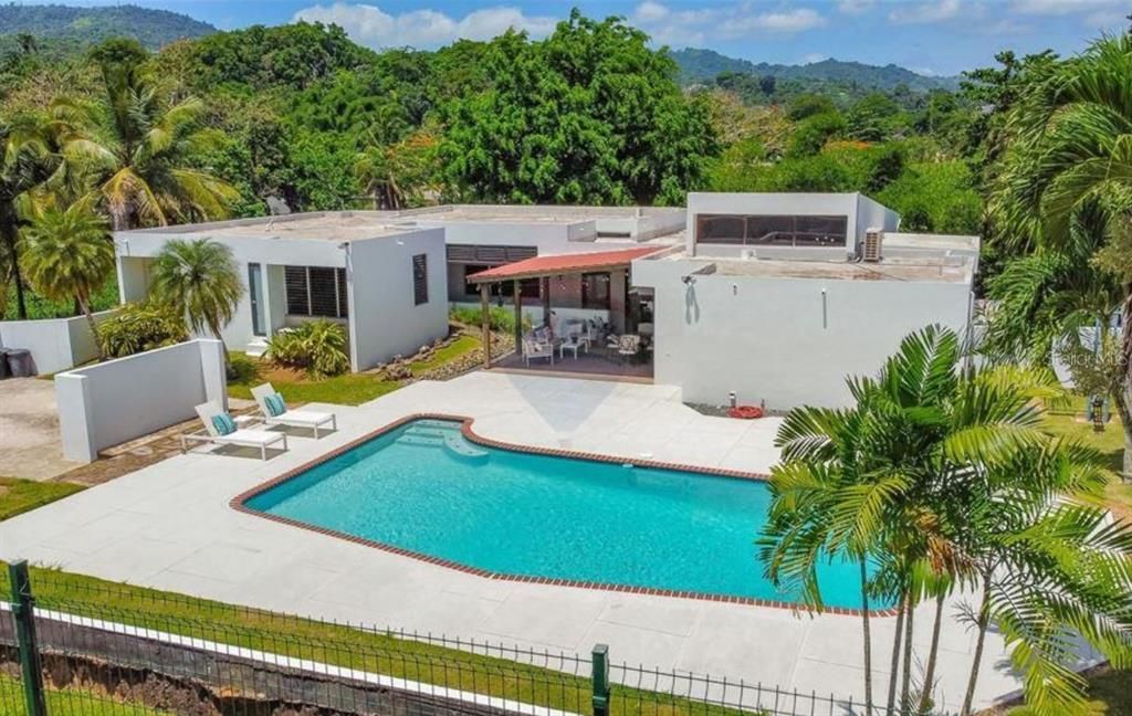 En Venta: $1,250,000 (4 camas, 2 baños, 2700 Pies cuadrados)