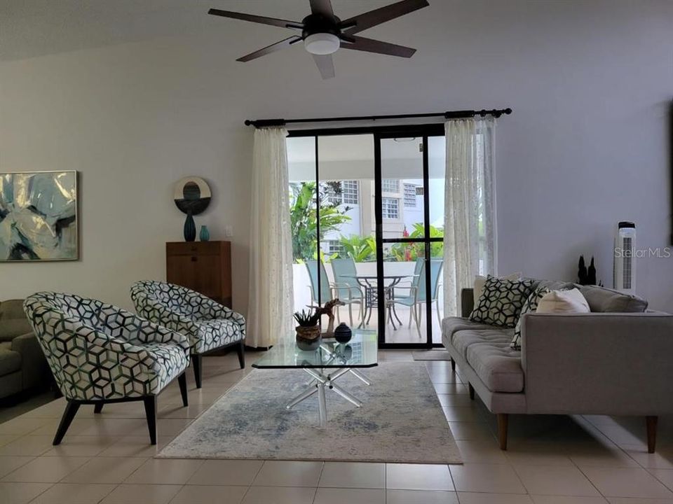 En Venta: $1,250,000 (4 camas, 2 baños, 2700 Pies cuadrados)