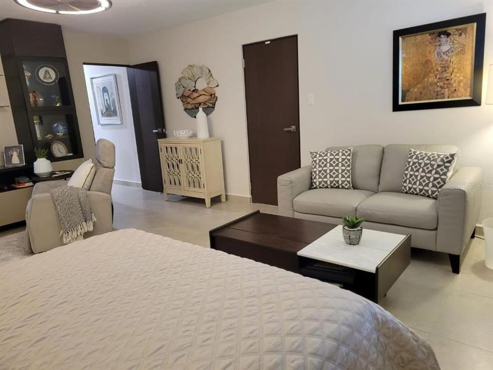 En Venta: $1,250,000 (4 camas, 2 baños, 2700 Pies cuadrados)