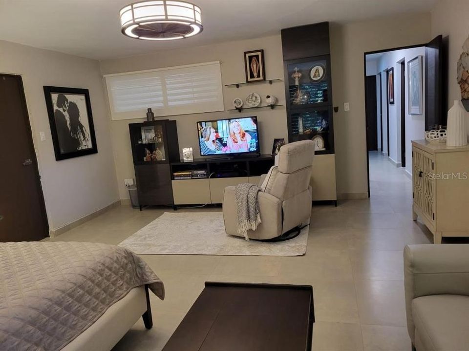 En Venta: $1,250,000 (4 camas, 2 baños, 2700 Pies cuadrados)