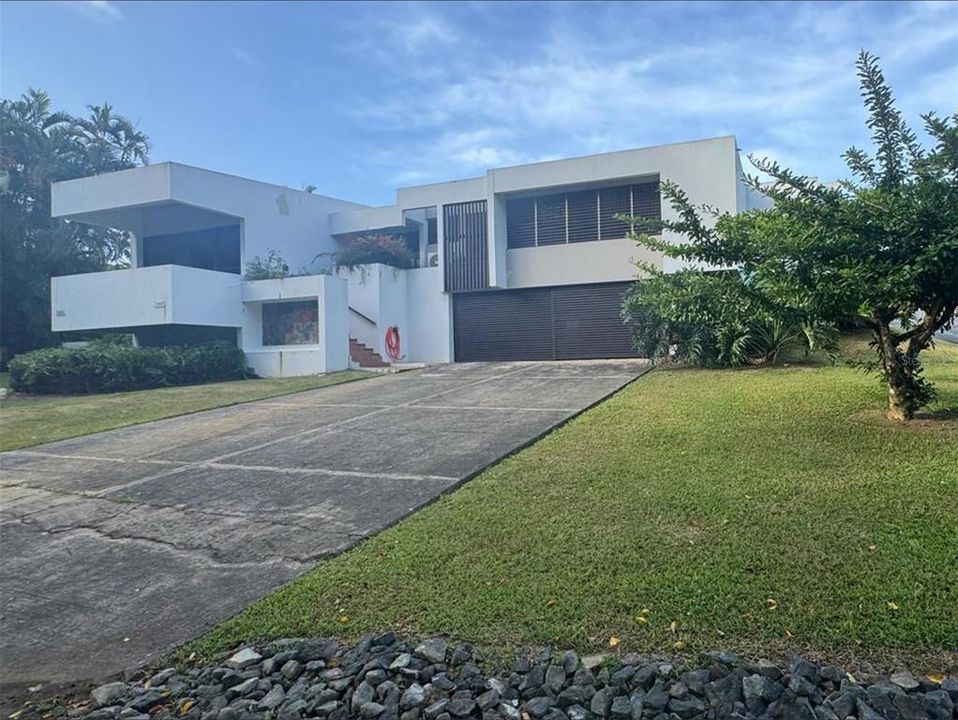 En Venta: $1,250,000 (4 camas, 2 baños, 2700 Pies cuadrados)