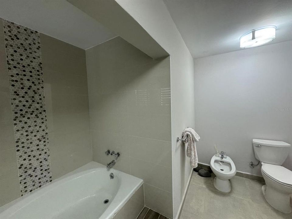 En Venta: $1,250,000 (4 camas, 2 baños, 2700 Pies cuadrados)