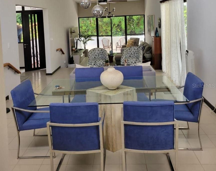 En Venta: $1,250,000 (4 camas, 2 baños, 2700 Pies cuadrados)