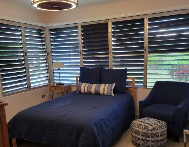 En Venta: $1,250,000 (4 camas, 2 baños, 2700 Pies cuadrados)