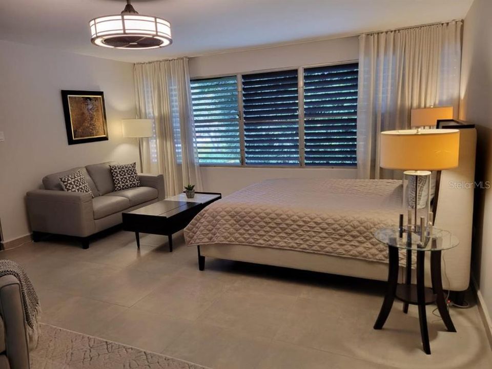 En Venta: $1,250,000 (4 camas, 2 baños, 2700 Pies cuadrados)