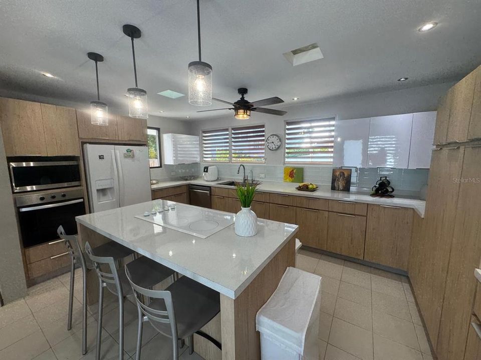 En Venta: $1,250,000 (4 camas, 2 baños, 2700 Pies cuadrados)