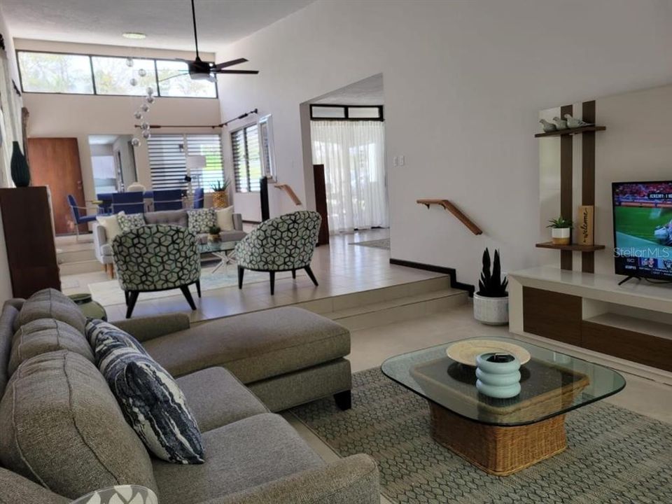 En Venta: $1,250,000 (4 camas, 2 baños, 2700 Pies cuadrados)