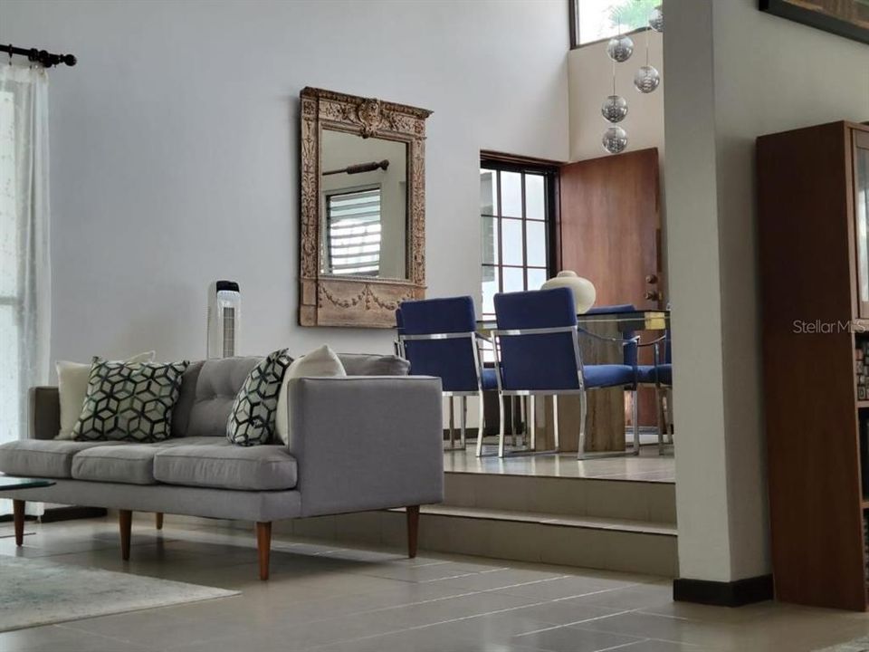 En Venta: $1,250,000 (4 camas, 2 baños, 2700 Pies cuadrados)