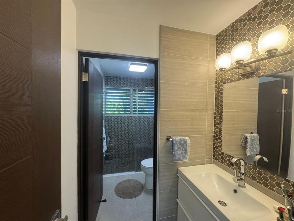 En Venta: $1,250,000 (4 camas, 2 baños, 2700 Pies cuadrados)