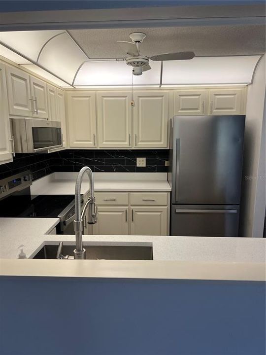 待售: $227,000 (2 贝兹, 2 浴室, 888 平方英尺)