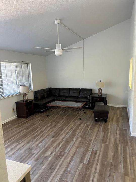 待售: $227,000 (2 贝兹, 2 浴室, 888 平方英尺)