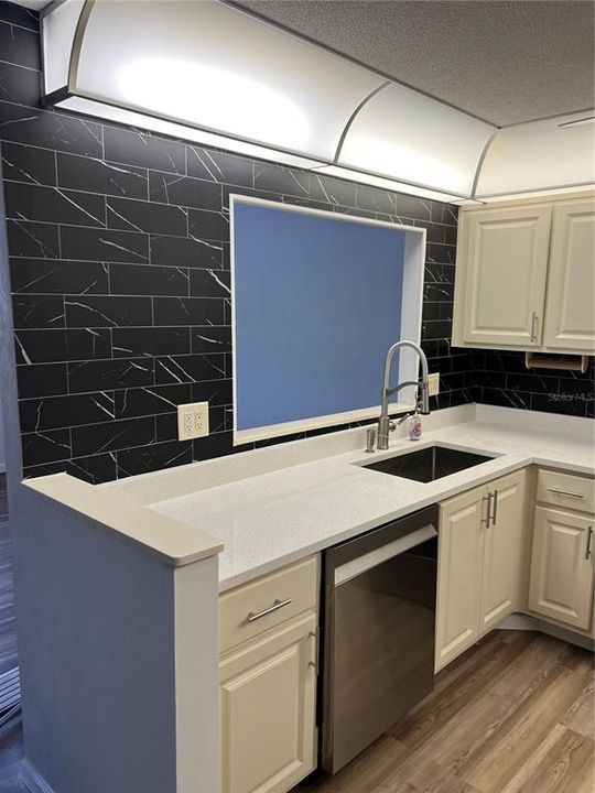 待售: $227,000 (2 贝兹, 2 浴室, 888 平方英尺)