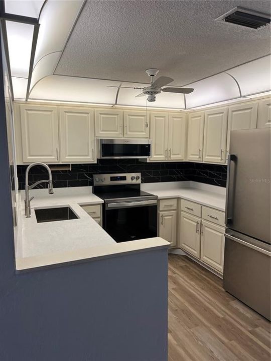 待售: $227,000 (2 贝兹, 2 浴室, 888 平方英尺)