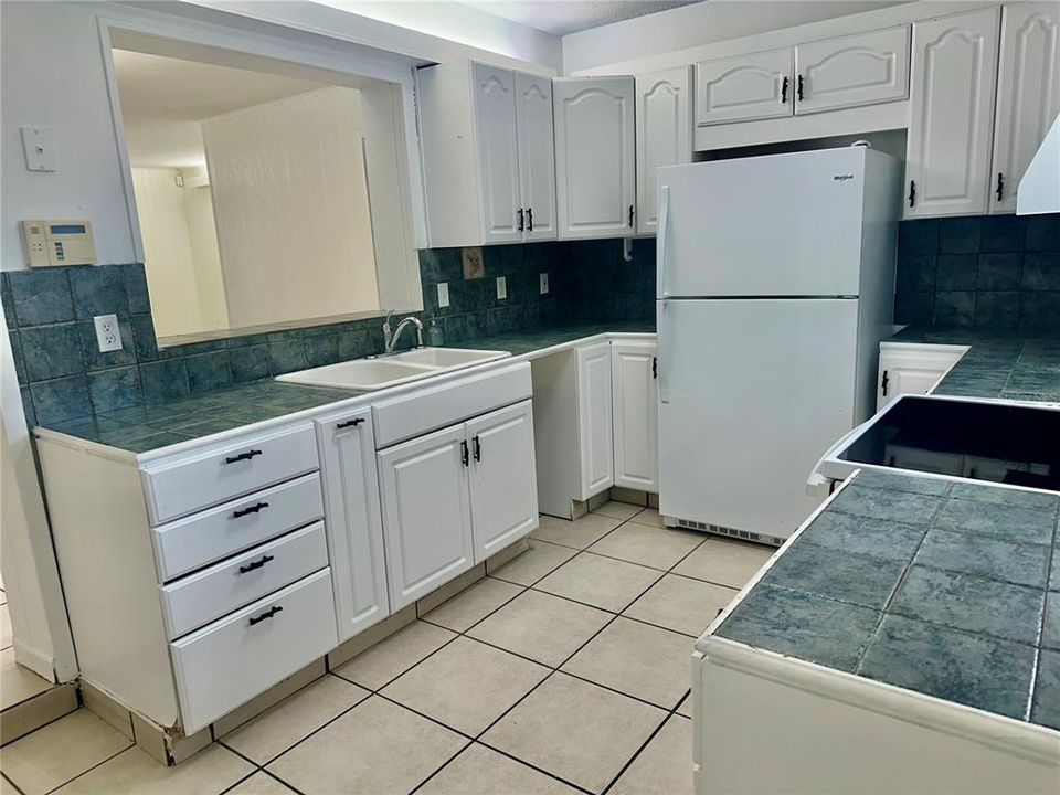 На продажу: $490,000 (6 спален, 0 ванн, 3132 Квадратных фут)