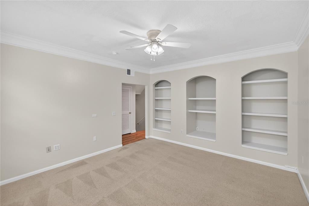 Activo con contrato: $439,000 (4 camas, 2 baños, 2091 Pies cuadrados)