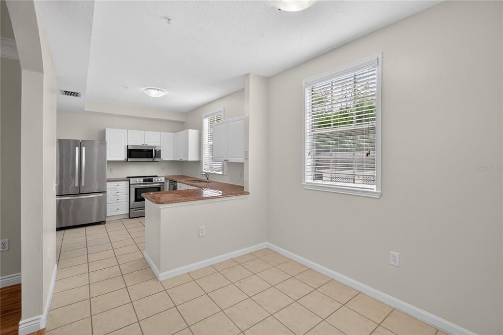 Activo con contrato: $439,000 (4 camas, 2 baños, 2091 Pies cuadrados)