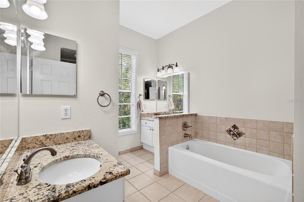 Activo con contrato: $439,000 (4 camas, 2 baños, 2091 Pies cuadrados)