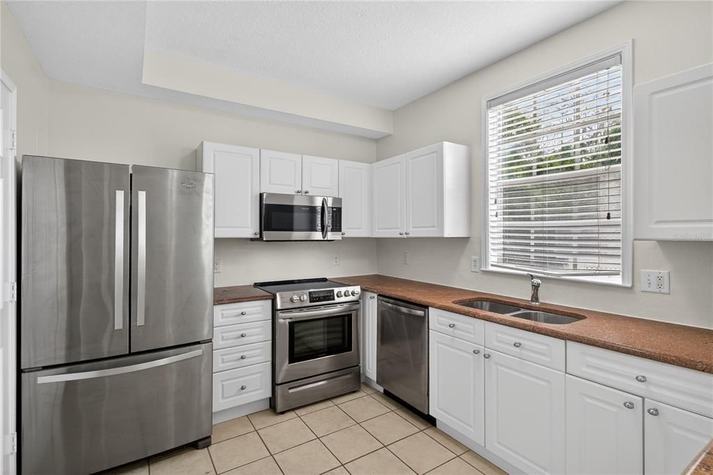Activo con contrato: $439,000 (4 camas, 2 baños, 2091 Pies cuadrados)