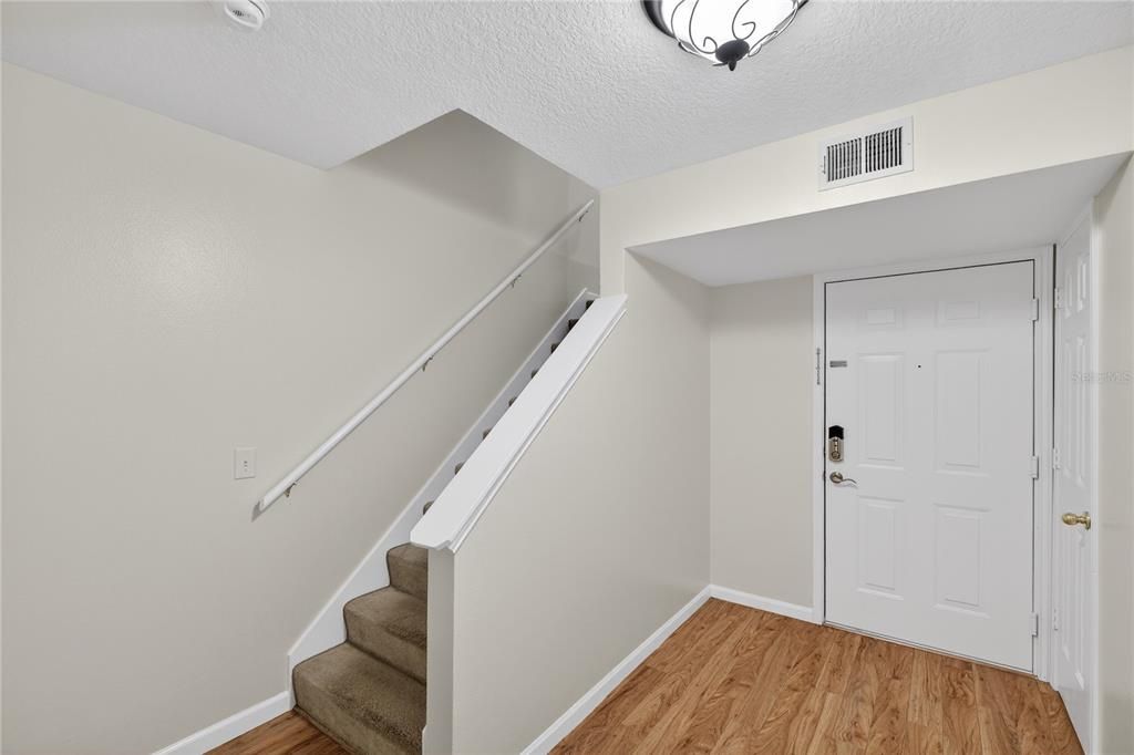 Activo con contrato: $439,000 (4 camas, 2 baños, 2091 Pies cuadrados)