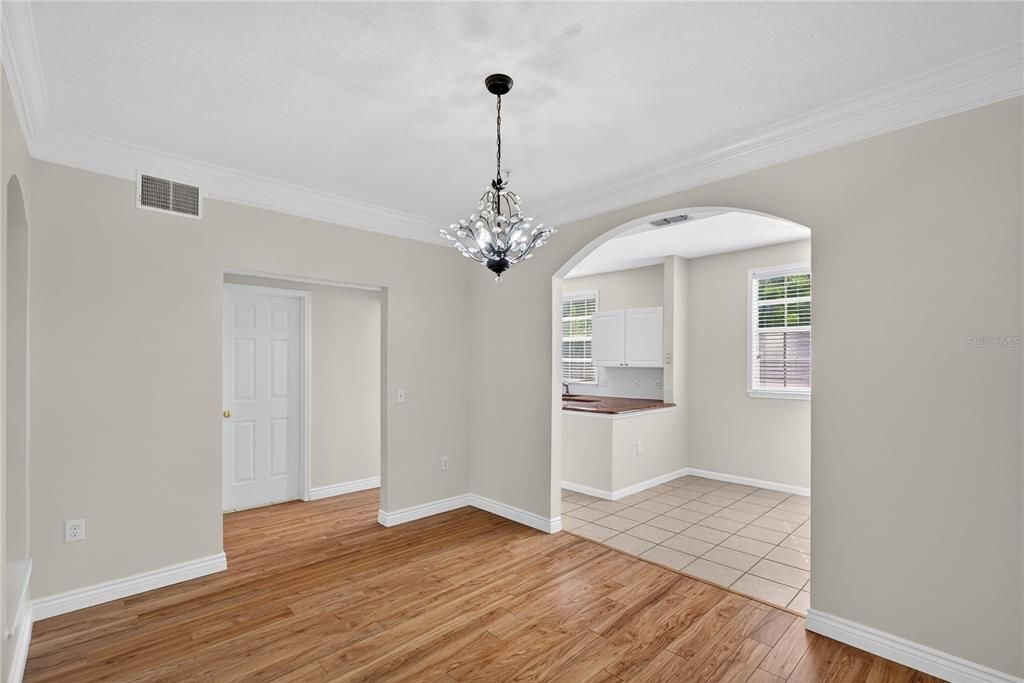 Activo con contrato: $439,000 (4 camas, 2 baños, 2091 Pies cuadrados)