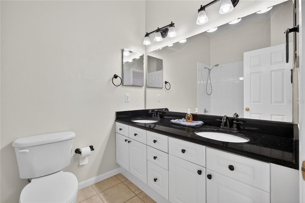 Activo con contrato: $439,000 (4 camas, 2 baños, 2091 Pies cuadrados)