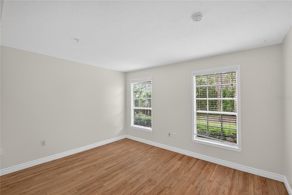 Activo con contrato: $439,000 (4 camas, 2 baños, 2091 Pies cuadrados)