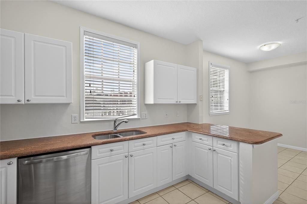 Activo con contrato: $439,000 (4 camas, 2 baños, 2091 Pies cuadrados)