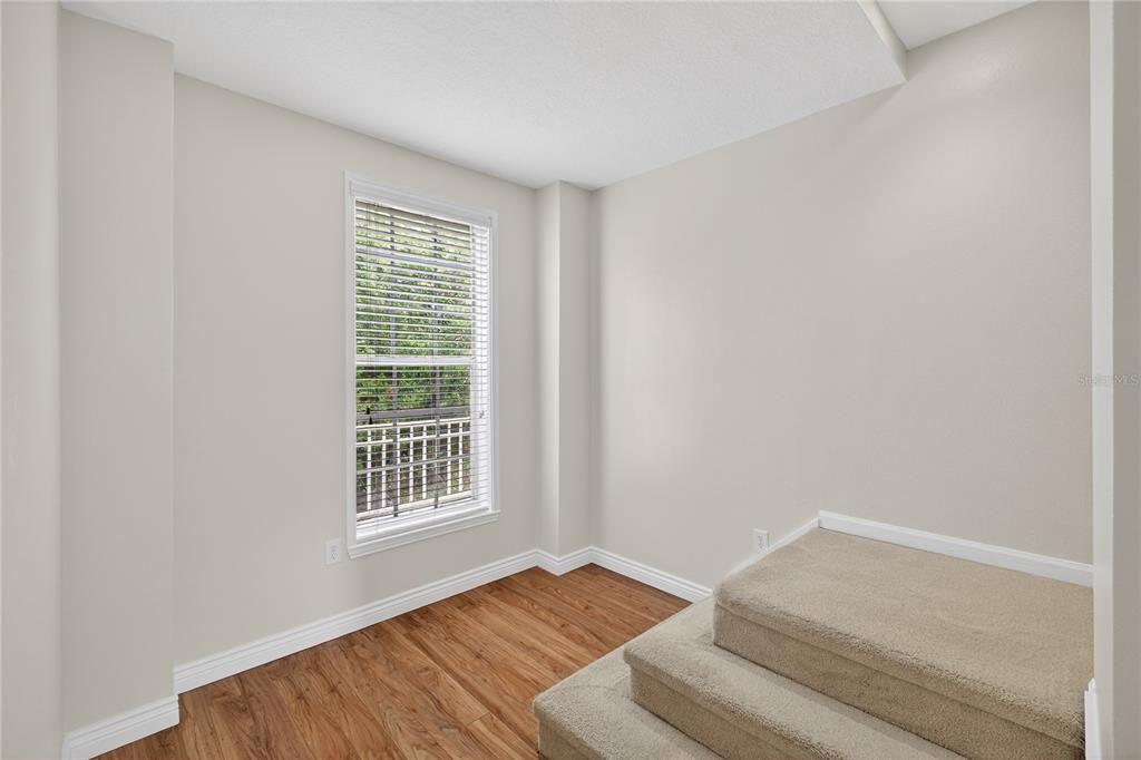 Activo con contrato: $439,000 (4 camas, 2 baños, 2091 Pies cuadrados)