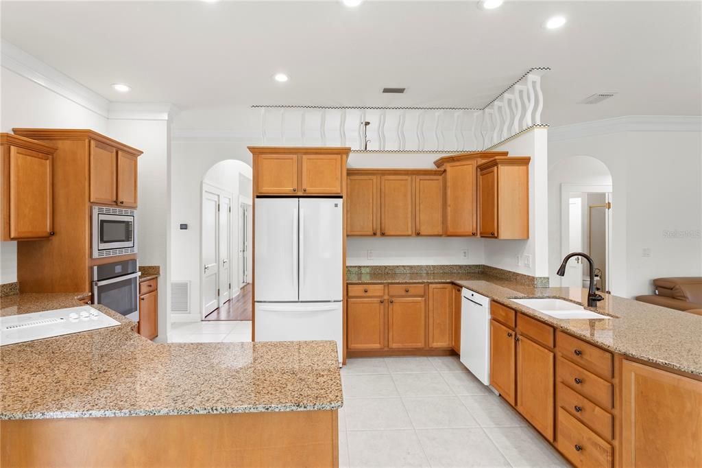 合同活跃: $875,000 (4 贝兹, 3 浴室, 3024 平方英尺)