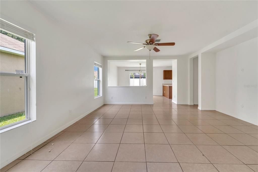 合同活跃: $314,900 (3 贝兹, 2 浴室, 1535 平方英尺)