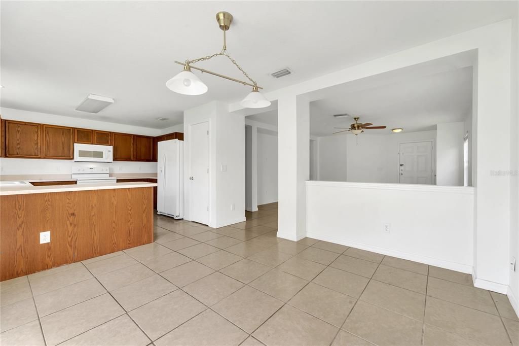 合同活跃: $314,900 (3 贝兹, 2 浴室, 1535 平方英尺)